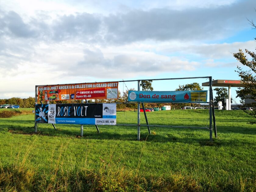 Panneau d'affichage publicitaire pour espaces de loisirs, cinémas