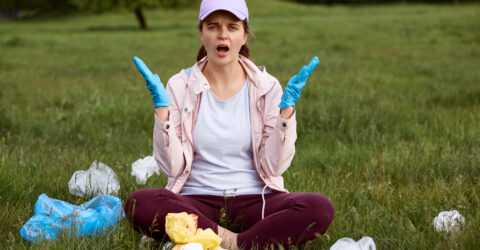 Femme excédée par les déchets